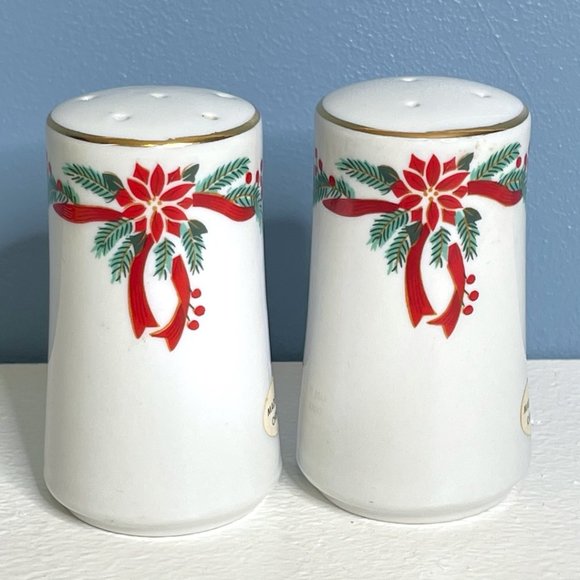 Vintage Tienshan Fairfield Fine China Poinsettia & Ribbon Salt Pepper Shaker Set - Picture 1 of 3